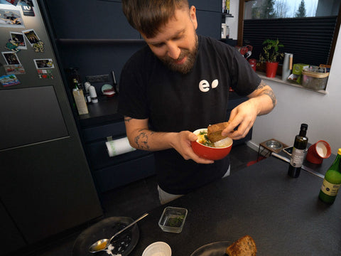 Jajka po turecku - sposób na pyszne śniadanie