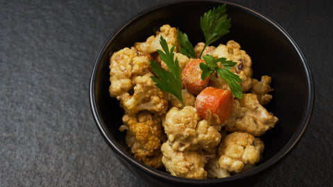 Prosta sałatka z pieczonego kalafiora z tahiną