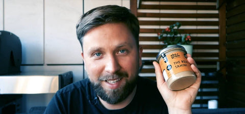 Tahini - pasta sezamowa - jak powstaje i do czego stosować?