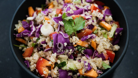 tajska sałatka z komosą i masłem orzechowym